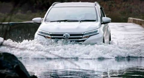 Awas! Ini Bahaya kalau Mobil Nekat Terobos Banjir